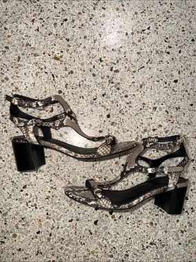 Sigerson Morrison Haven sandal snakeskin black heel 37 US 7